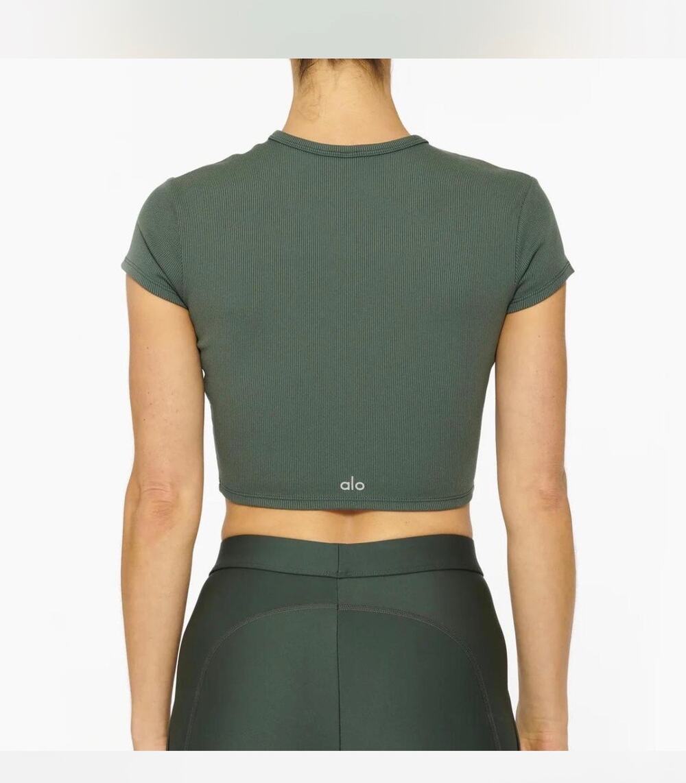 Alo Yoga green ribbed crop top #aloyoga #activewear
Size small missing size tag